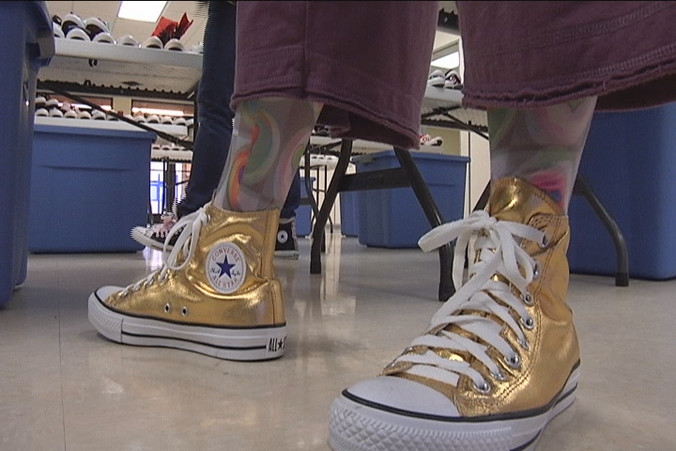 Gold converse tennis clearance shoes