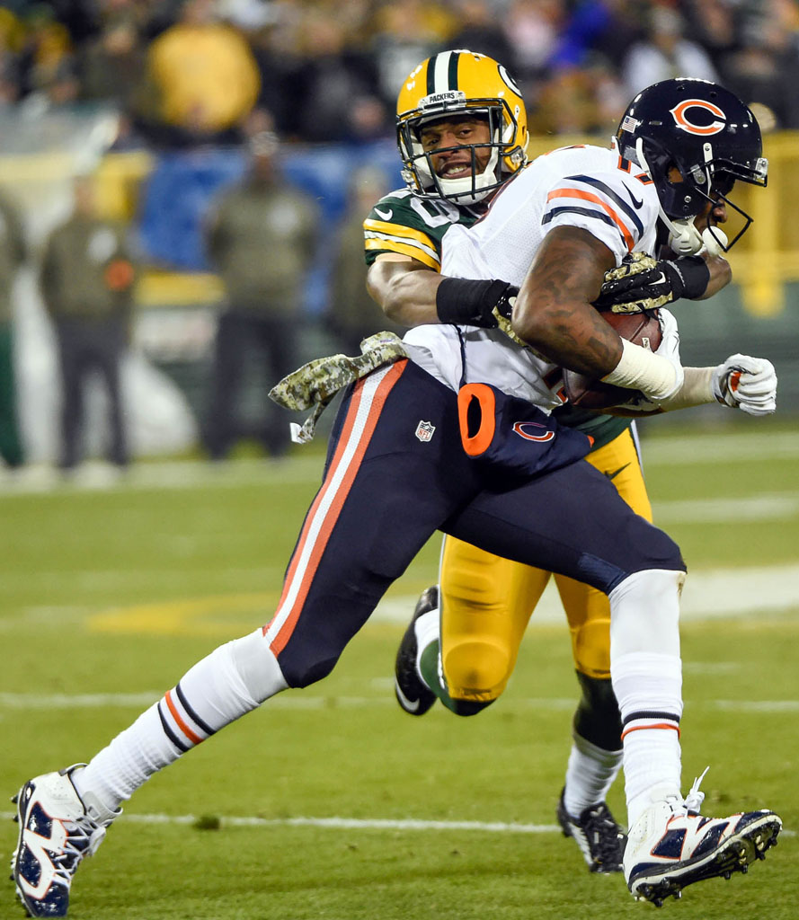 Alshon Jeffery wearing Air Jordan VI 6 Bears Cleats (1)