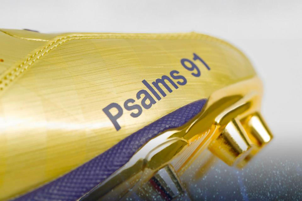 Under Armour's Golden Commemorative Super Bowl Cleats For Ray Lewis (2)