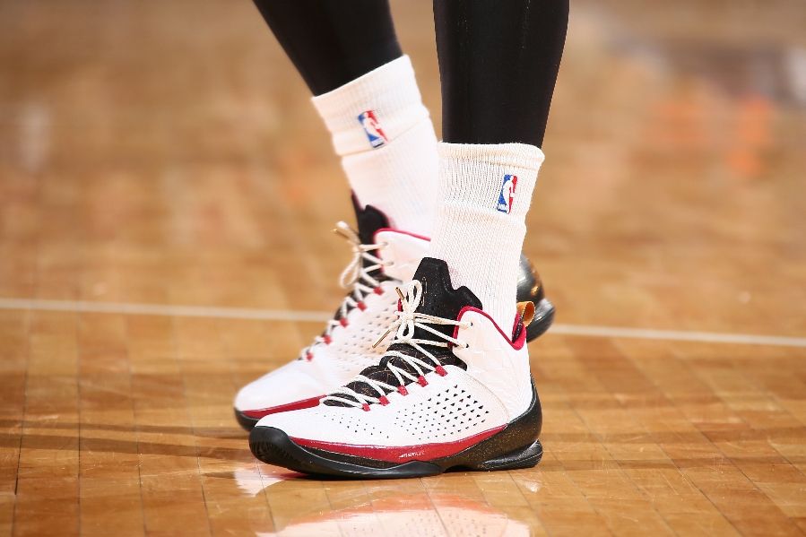 Carmelo Anthony wearing Jordan Melo M11 Cardinal Christmas (1)