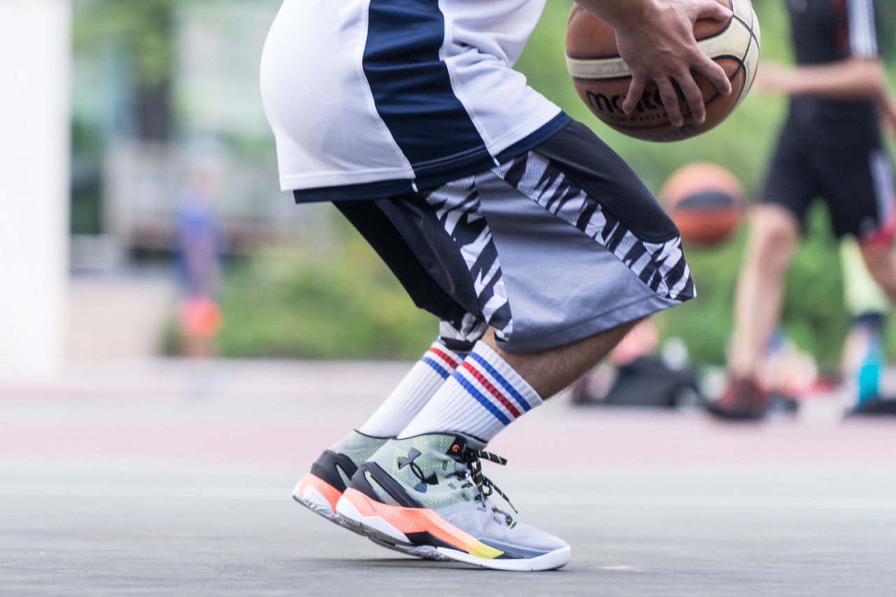 curry 2 on feet