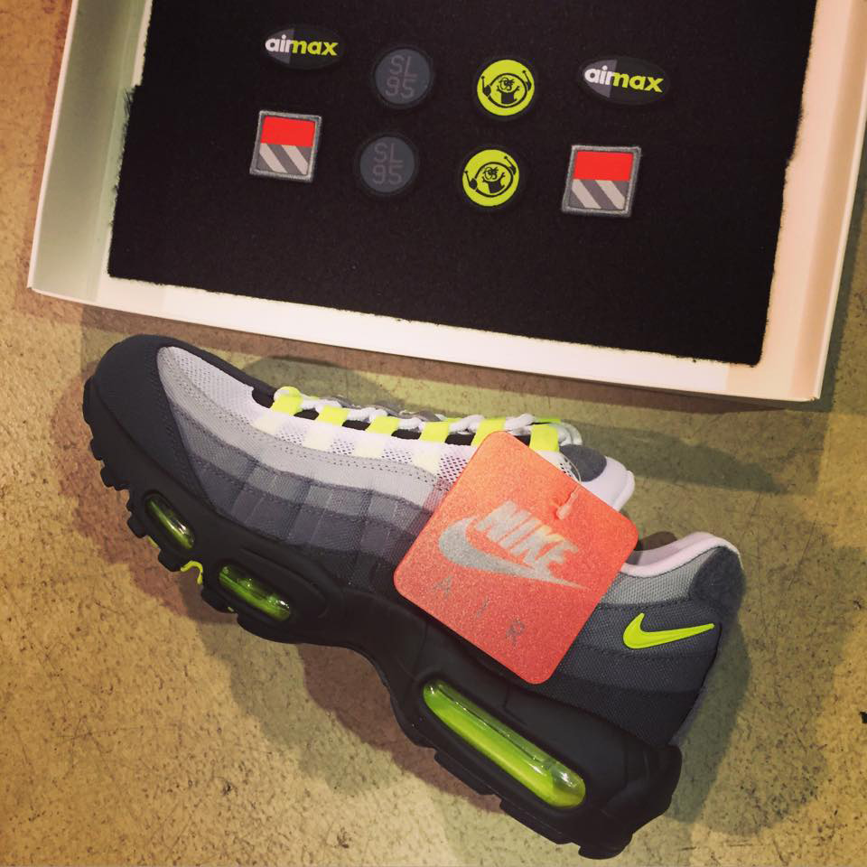 تلقاءي nike air max 95 patch neon 