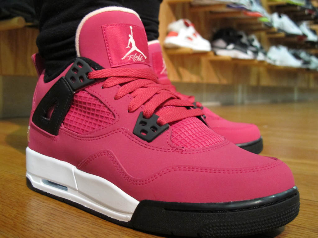 Jordan 4 store voltage cherry