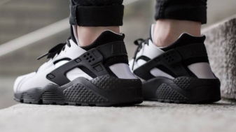 black and white nike huraches