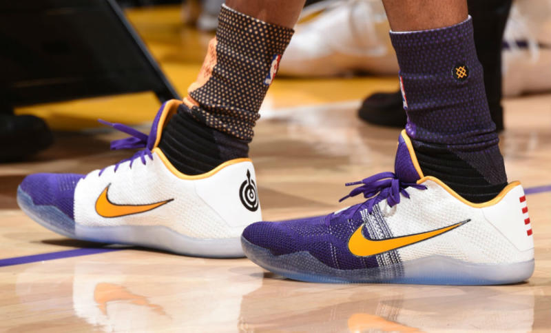 Kobe Bryant Helps Lakers Upset Warriors 