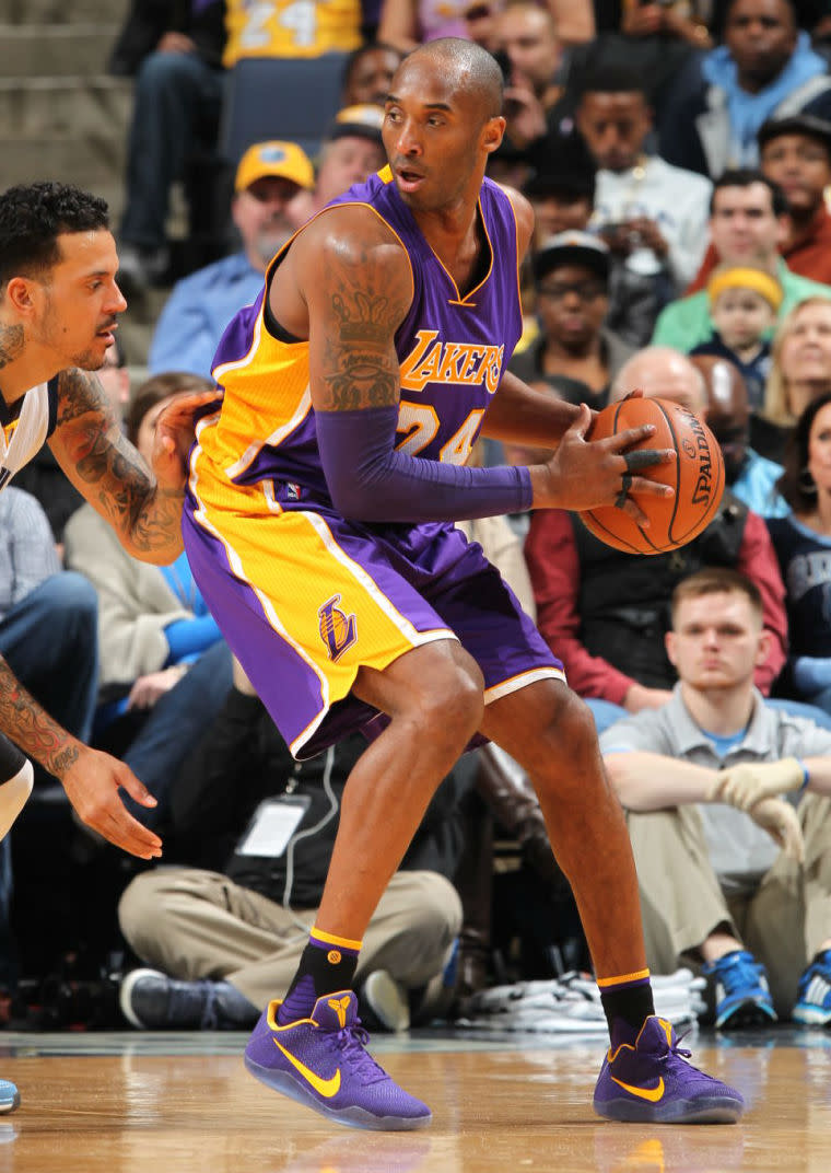 Baya Acusador Estudiante Kobe Bryant Wears Purple/Yellow Nike Kobe 11 PE for Last Game in Memphis |  Sole Collector