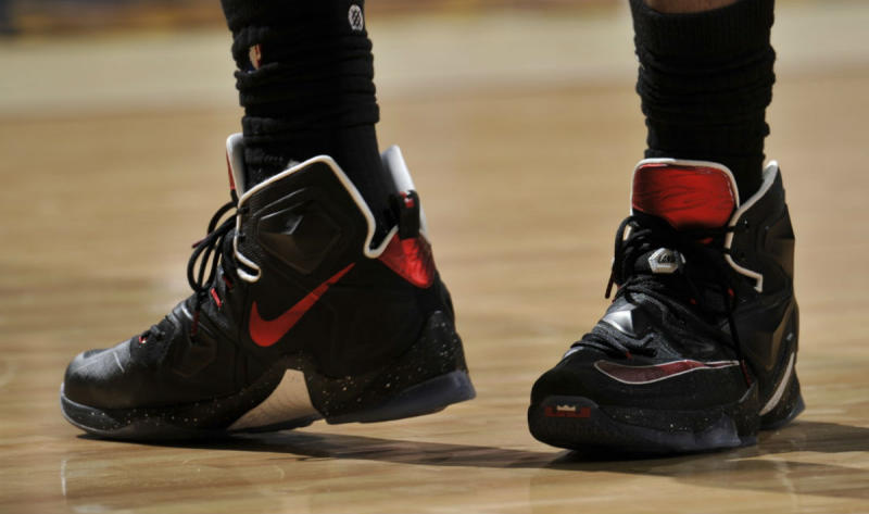 LeBron James Wears Black/Red-White Nike LeBron 13 PE Against Bulls ...