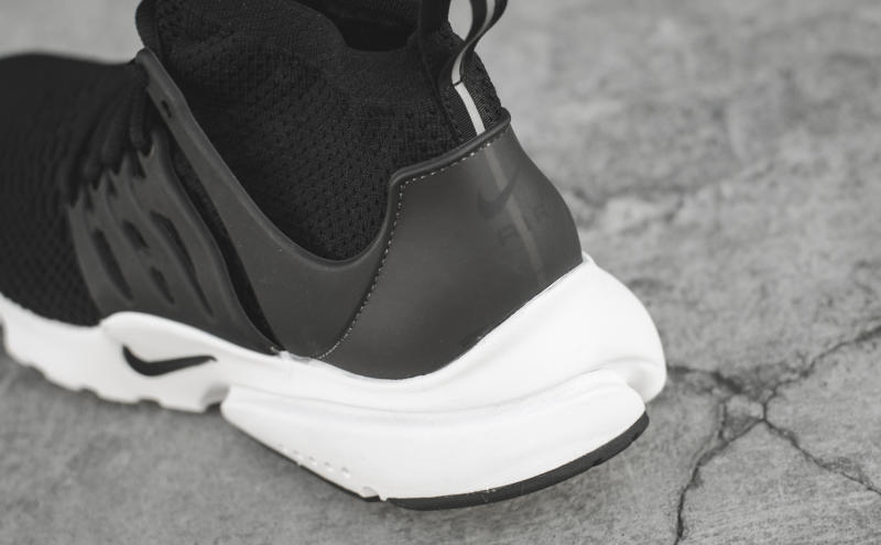 air presto flyknit ultra black white