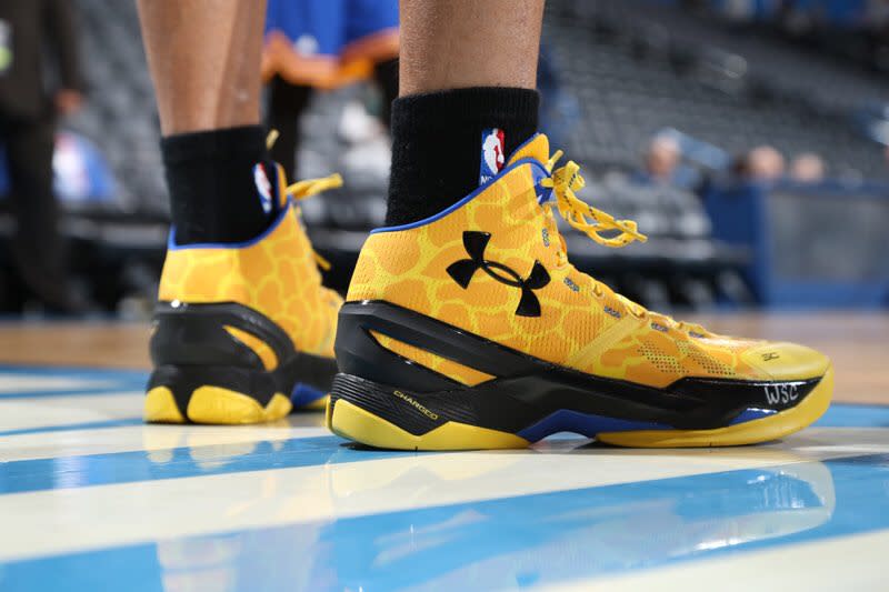 stephen curry yellow shoes