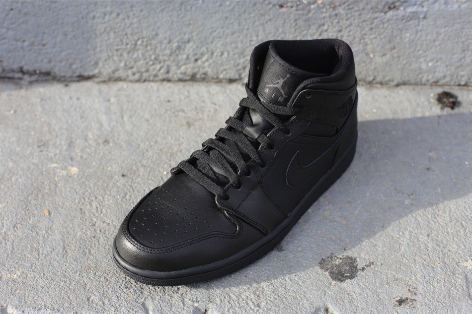 all black jordan retro 1