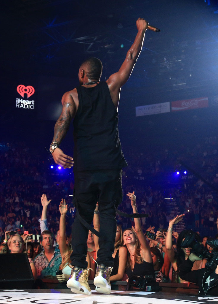 Usher wearing Gold Air Jordan XI 11 (5)