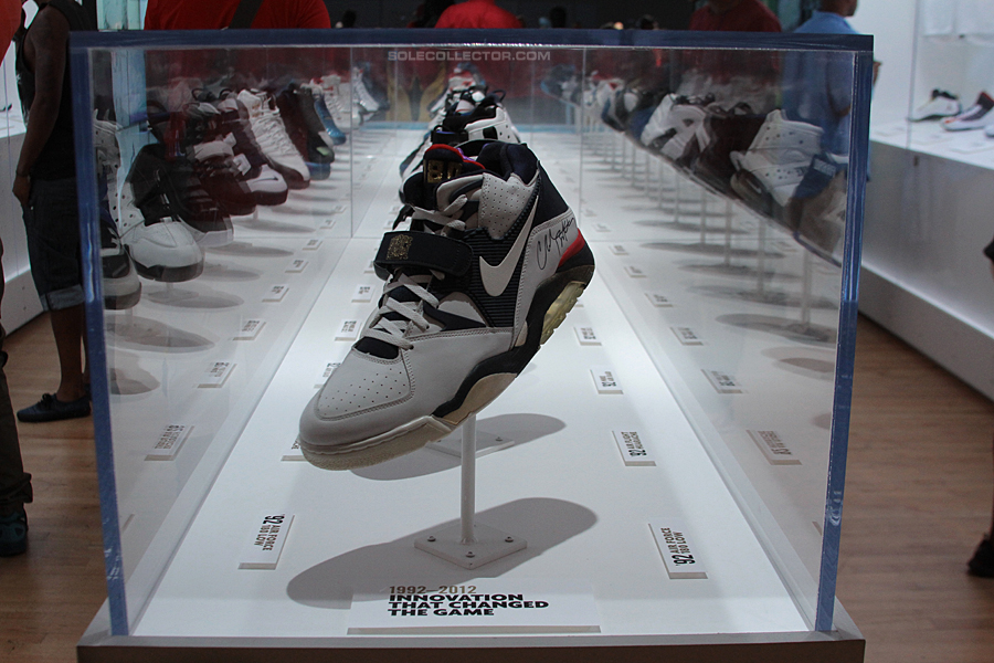 nike shoe display