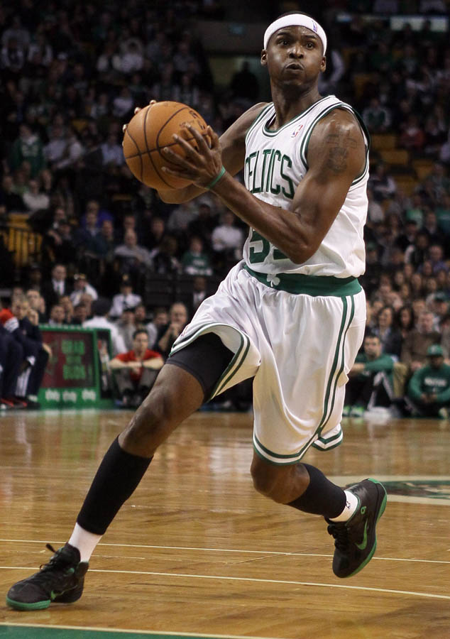 Keyon Dooling wearing Rajon Rondo's Nike Shoes (2)