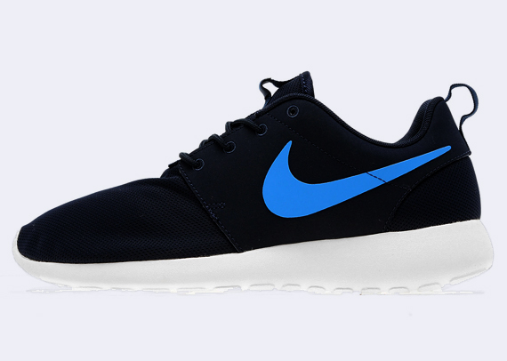 Nike roshe run black sales blue