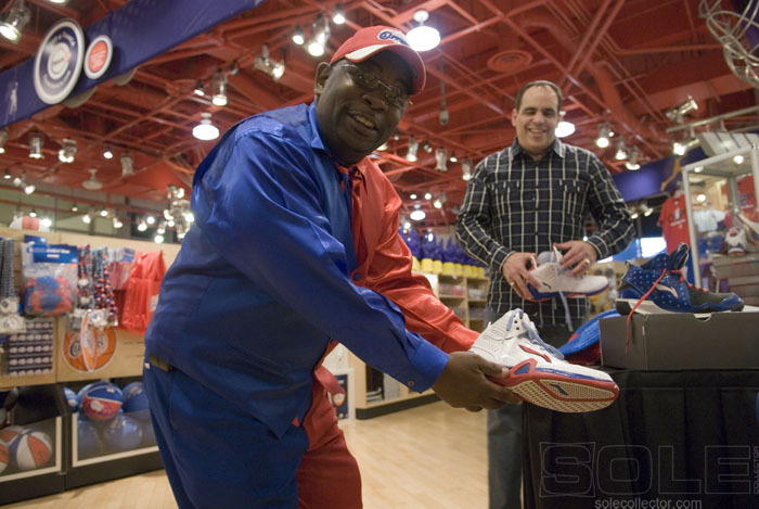 Clipper Darrell gets his first look at the Li-Ning Defend.
