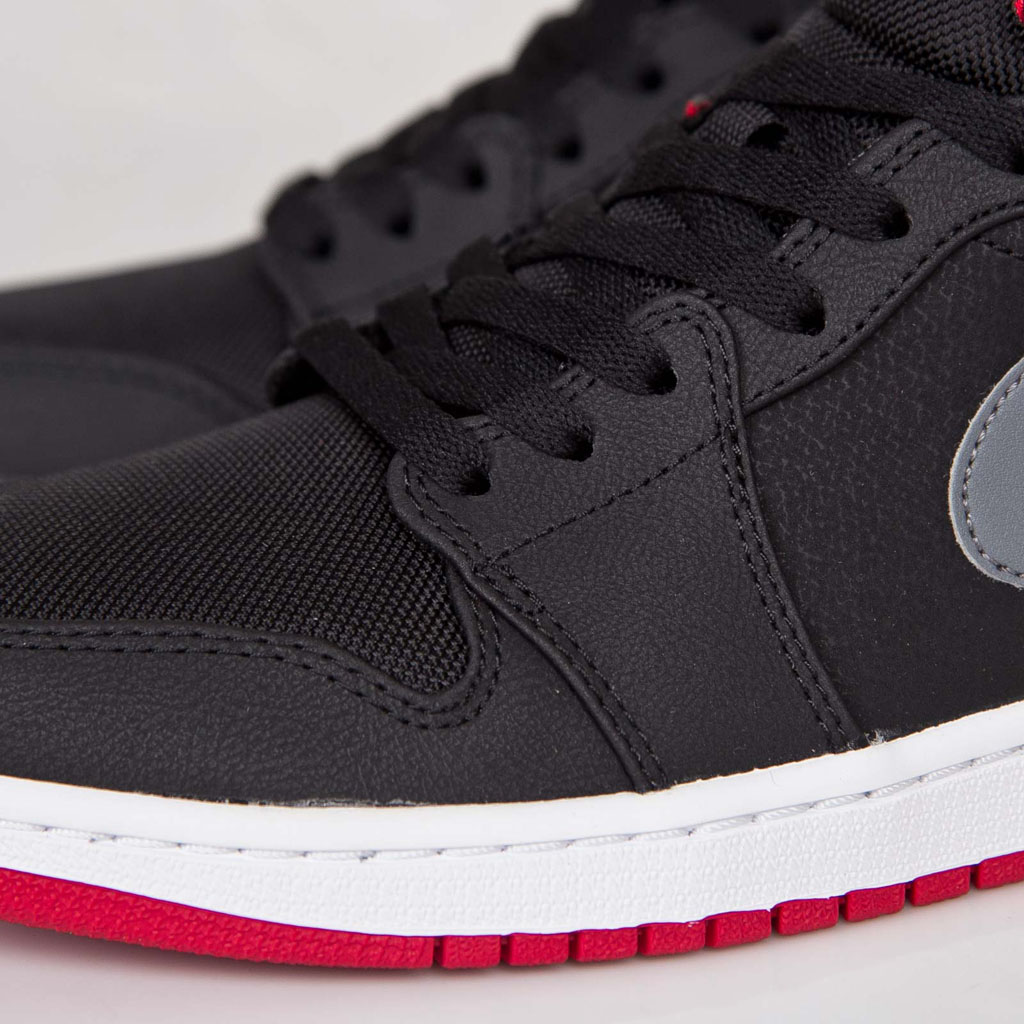 Classic Colors Cover the Latest Air Jordan 1 Mid Complex