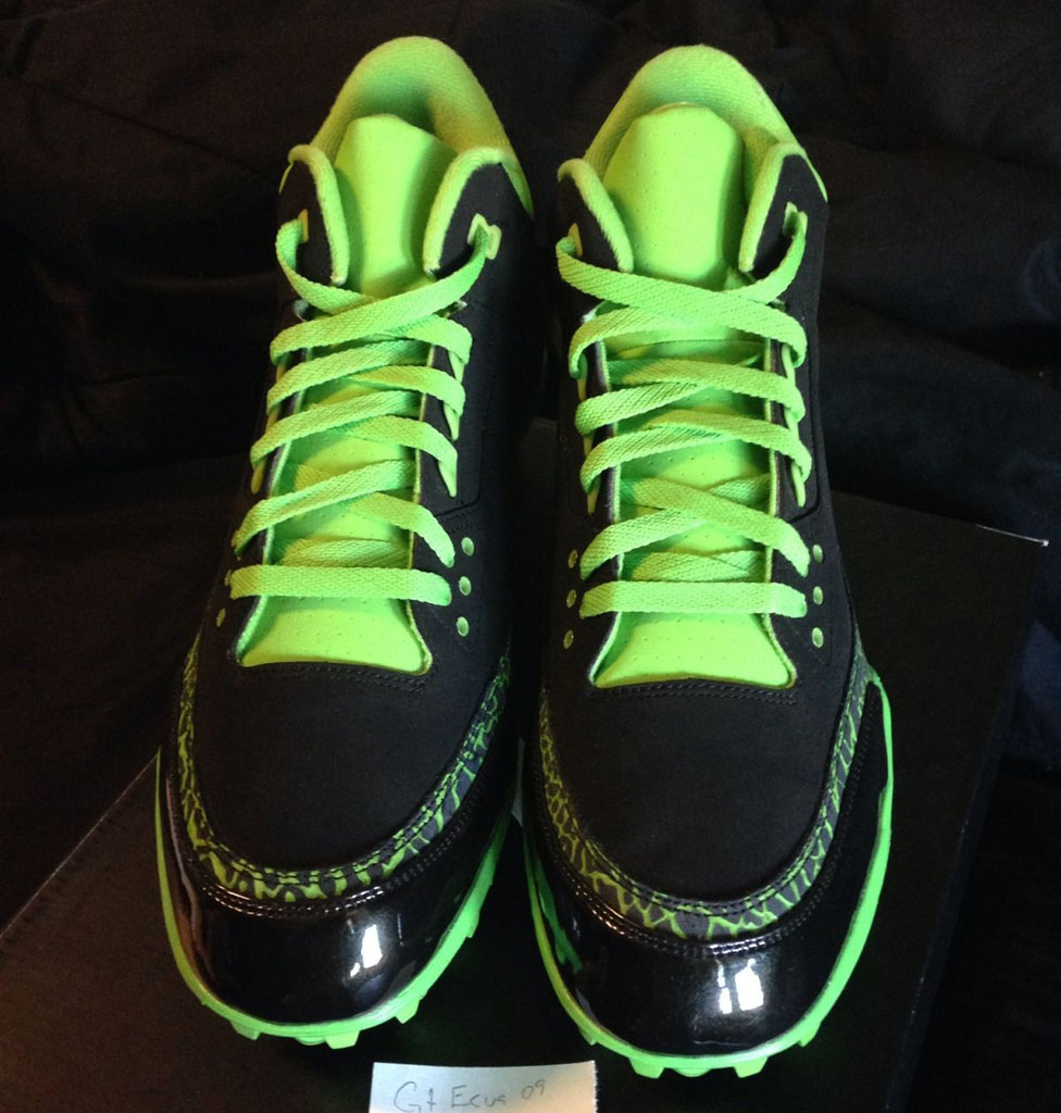 Terrell Owens' Air Jordan 3 'Seahawks' PE Cleats (2)