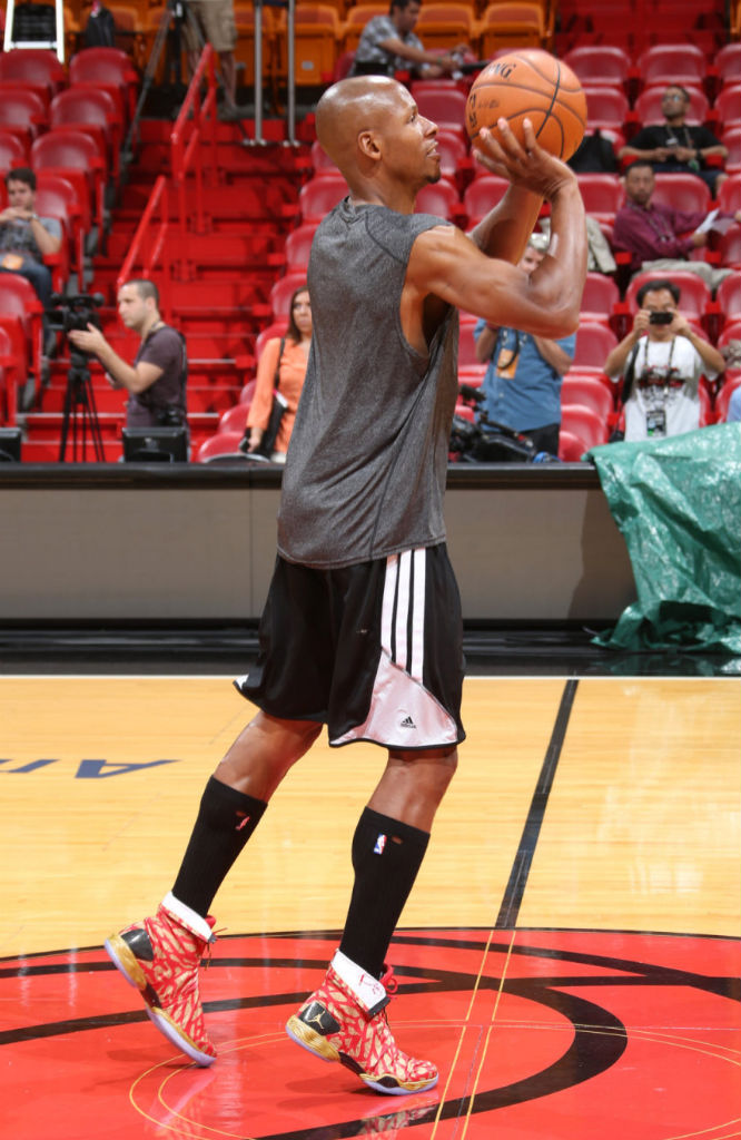 Ray Allen Practices In Gym Red/Gold Air Jordan XX8 Finals PE (3)