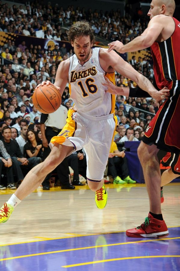 Pau Gasol wearing the Nike Hyperdunk 2010; Zydrunas Ilgauskas wearing the Nike Zoom Soldier IV