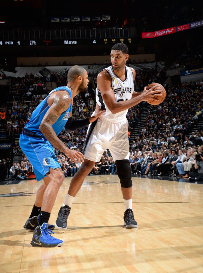 Tyson Chandler wearing Nike Hyperfuse 2014 PE; Tim Duncan wearing adidas Crazy Ghost 2014