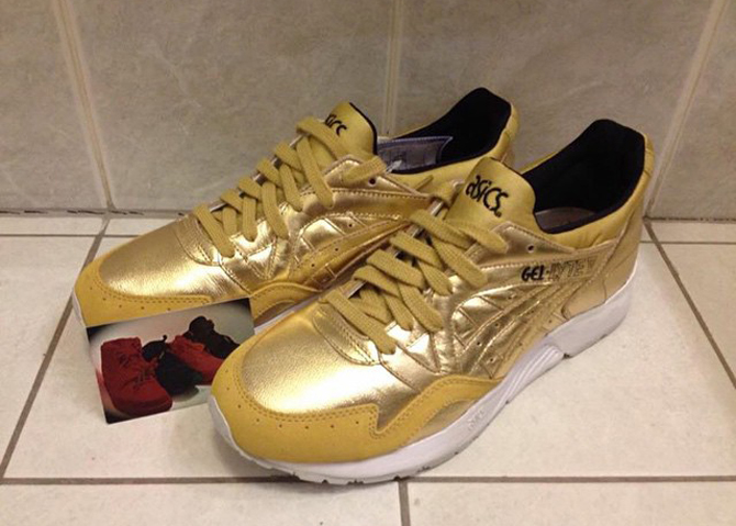 tenis asics dourado