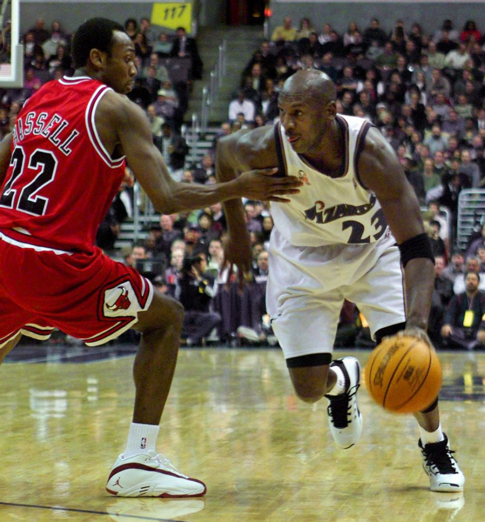 Michael Jordan Scores 30,000th Point in the Air Jordan XVII 17 White Blue (1)