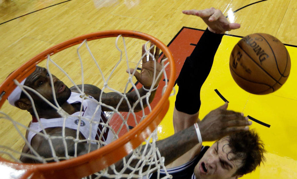 Highlight // LeBron James Blocks Splitter In Nike LeBron X PS Elite PE (4)