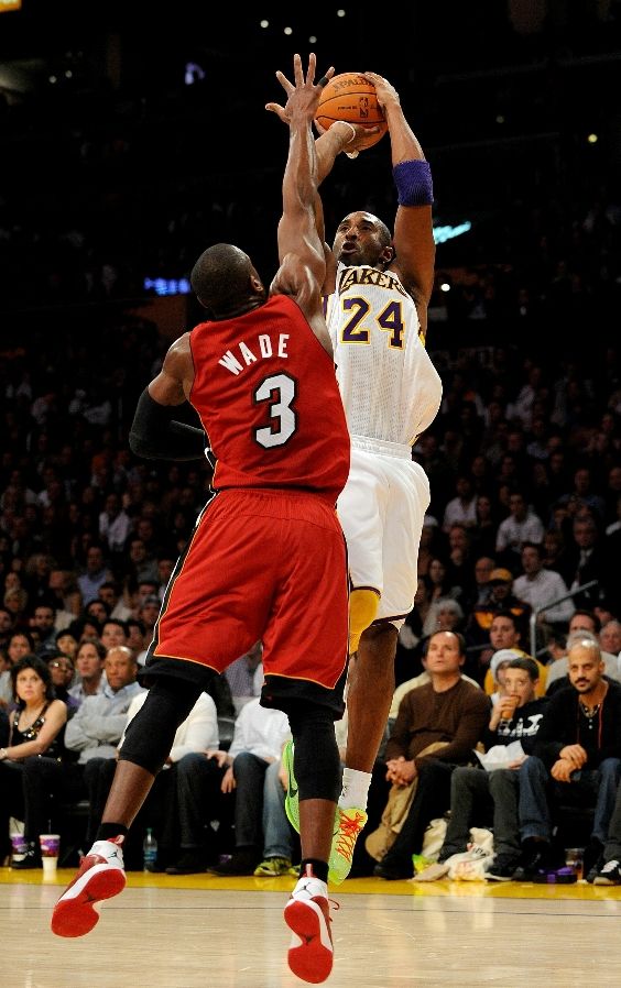 Dwyane Wade wearing the Air Jordan 2011; Kobe Bryant wearing the Zoom Kobe VI