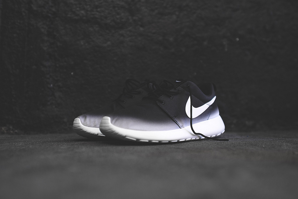 Black and white hot sale womens roshe runs