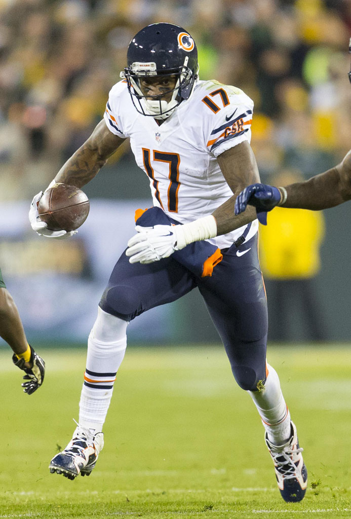 Alshon Jeffery wearing Air Jordan VI 6 Bears Cleats (3)