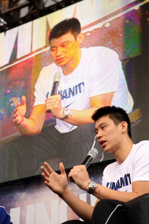 Jeremy Lin at Florida Mall Foot Locker 2012 All-Star Weekend (9)