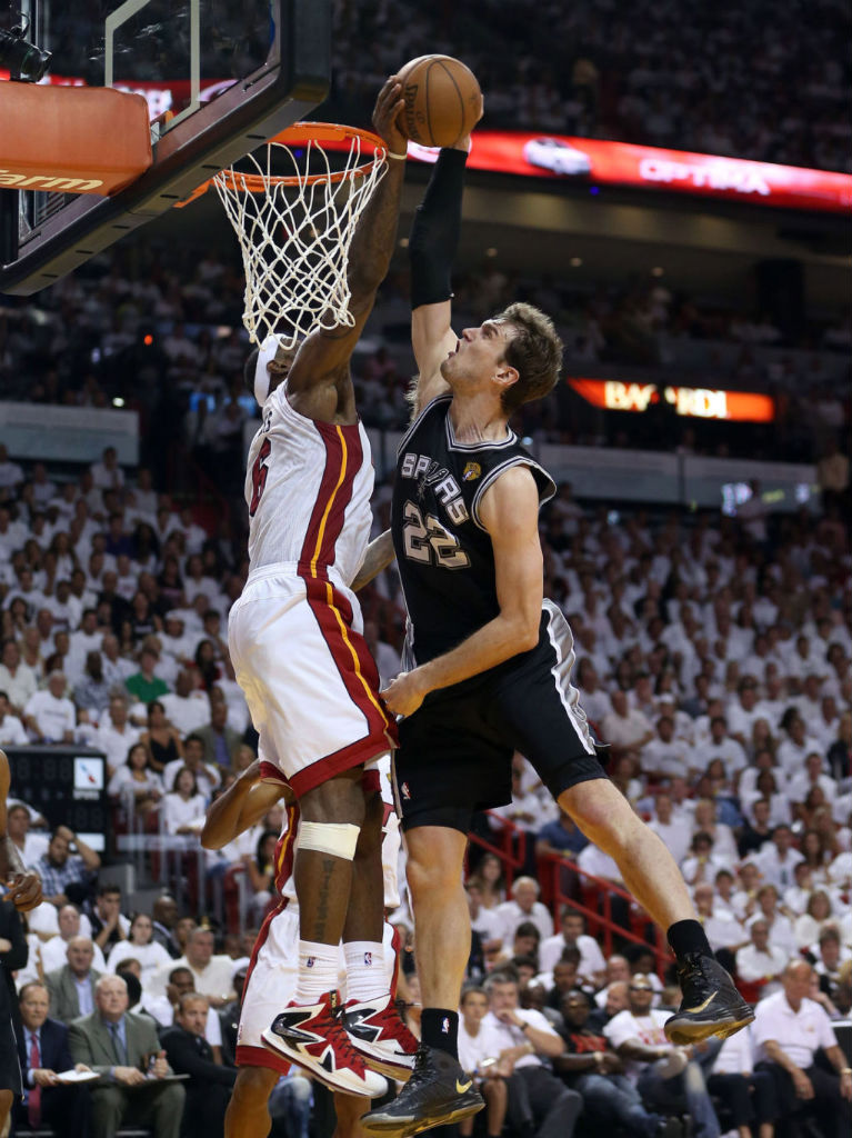 Highlight // LeBron James Blocks Splitter In Nike LeBron X PS Elite PE (3)