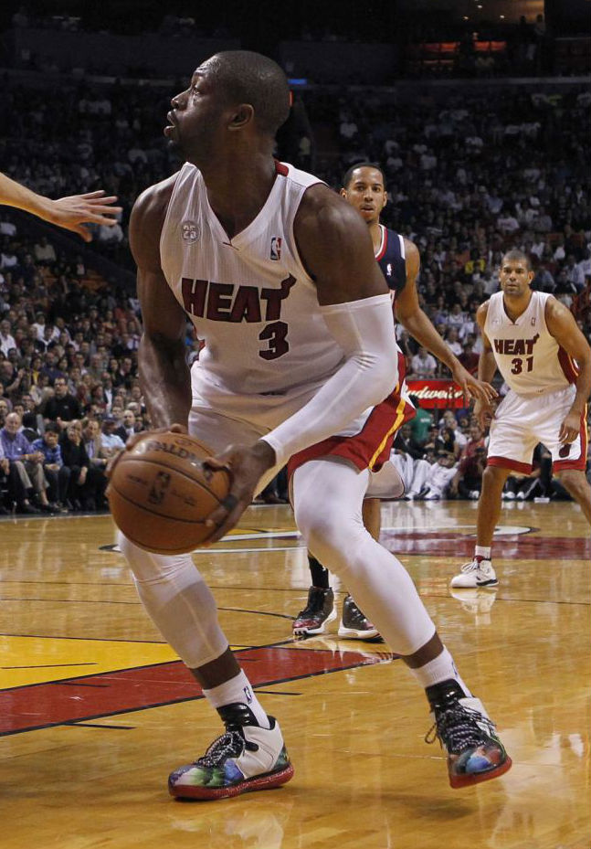 Dwyane Wade wearing Li-Ning Way of Wade Gradient Peel by Mache Custom Kicks (2)