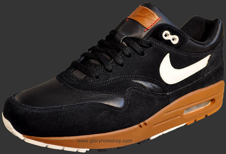 nike air max black brown sole