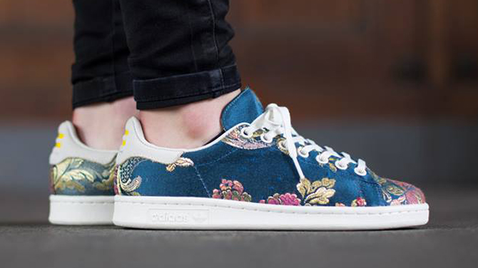 stan smith with flowers