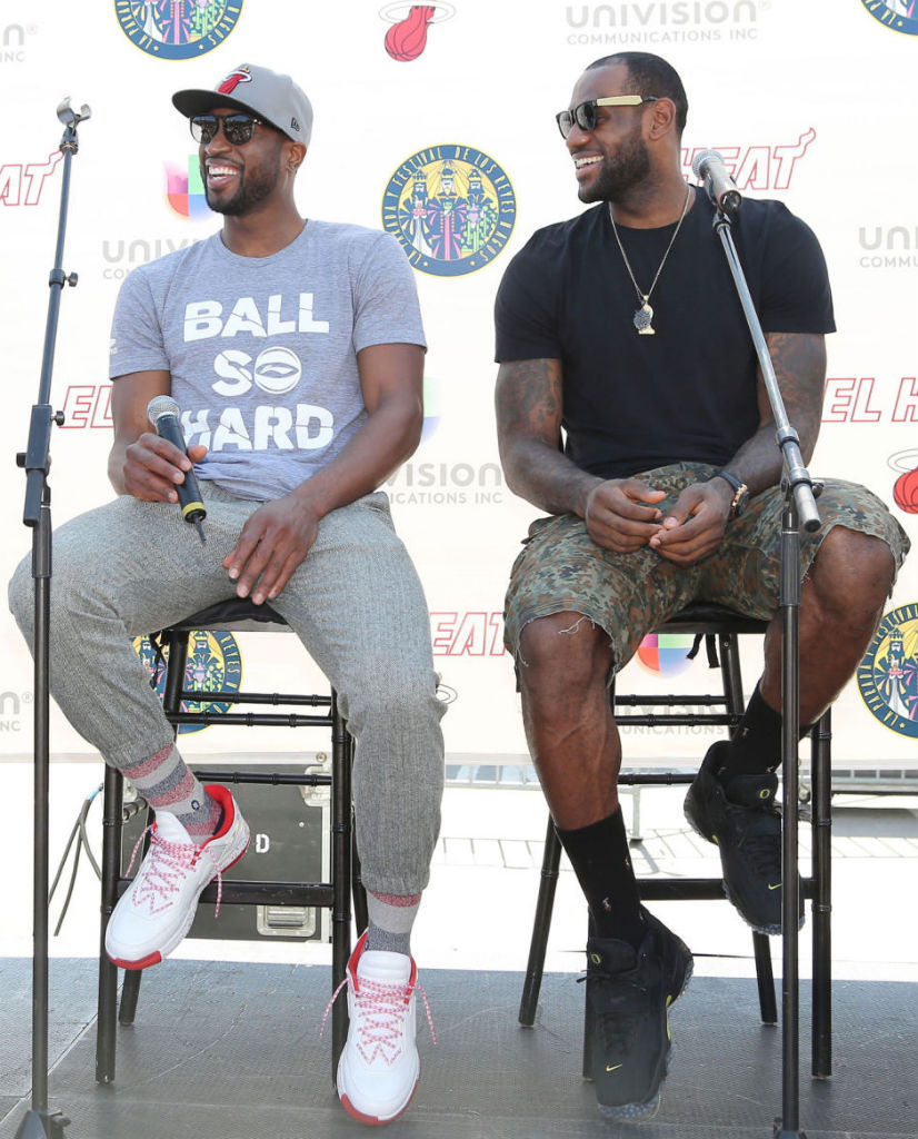 LeBron James wearing Nike Air Zoom Jet Turf 97 Oregon Ducks (2)