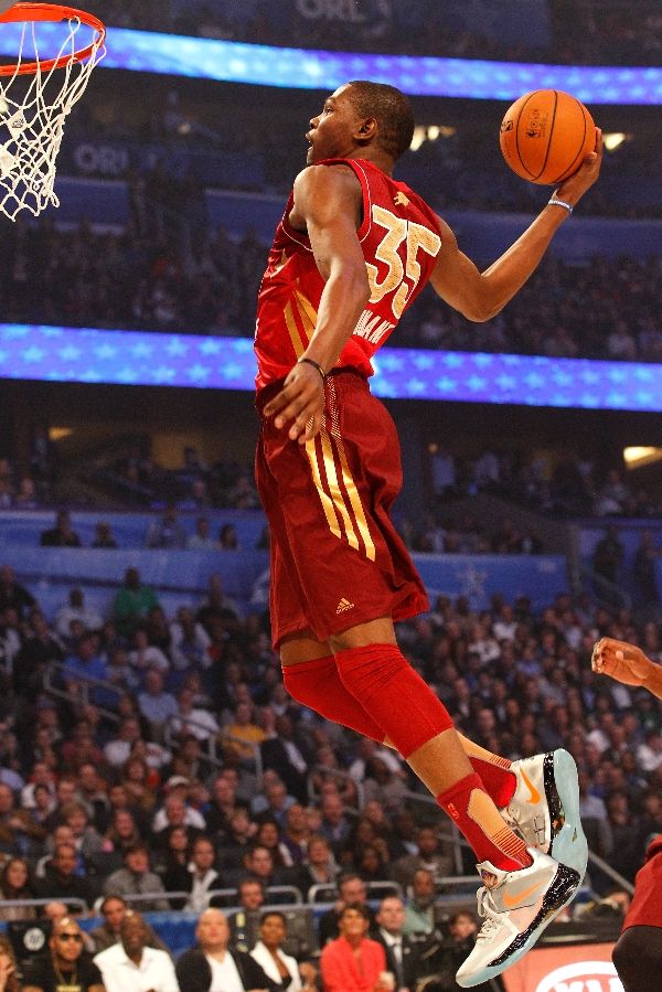 Kevin Durant wearing Nike Zoom KD IV Galaxy Shoes