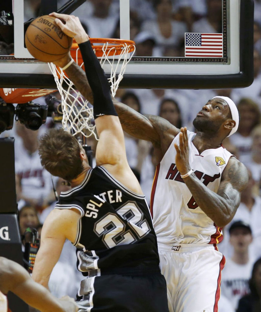 Highlight // LeBron James Blocks Splitter In Nike LeBron X PS Elite PE (1)