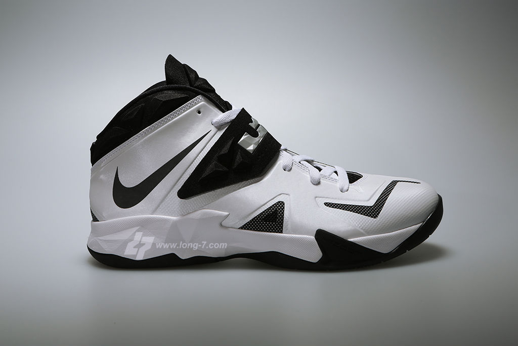 Lebron soldier 7 hot sale black and white