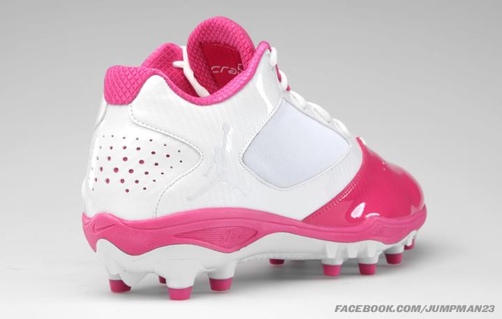 Dallas Cowboys Wear Pink Cleats for Breast Cancer Awareness Month –  Footwear News