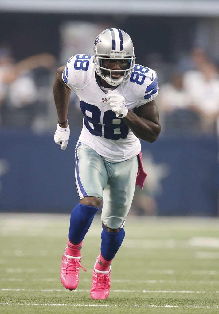 Dez Bryant wearing Air Jordan VI 6 Low Breast Cancer Awareness Pink Cleats (1)