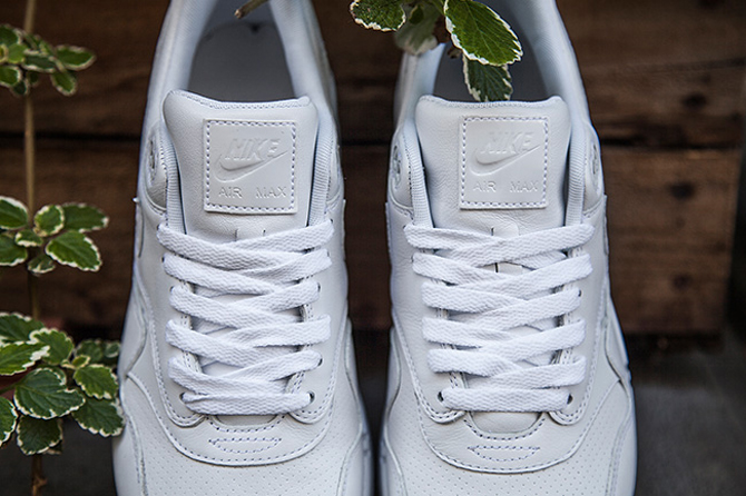 air max 1 white gum on feet