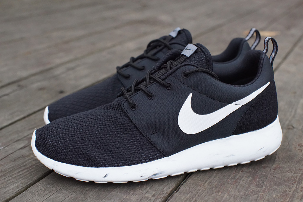 Nike roshe hot sale black white