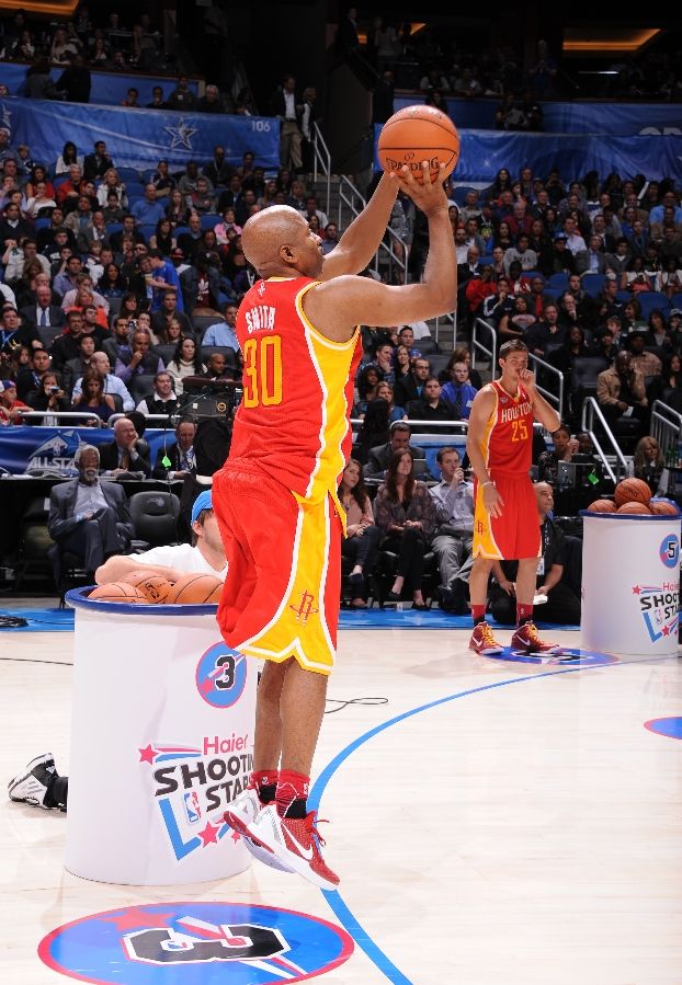 Kenny Smith wearing Nike Zoom Kobe VI