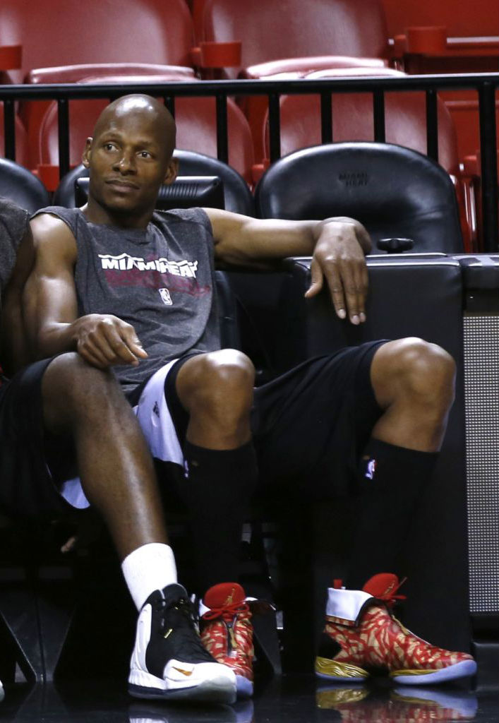 Ray Allen Practices In Gym Red/Gold Air Jordan XX8 Finals PE (2)