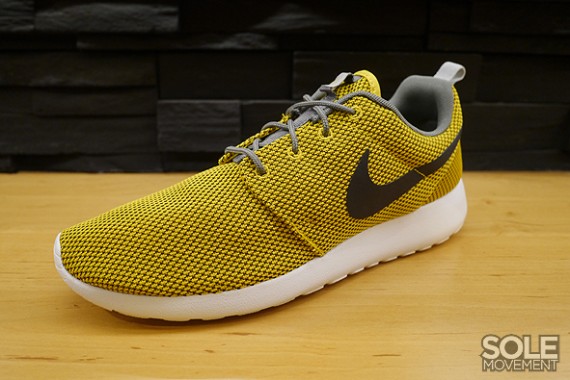 nike roshe yellow