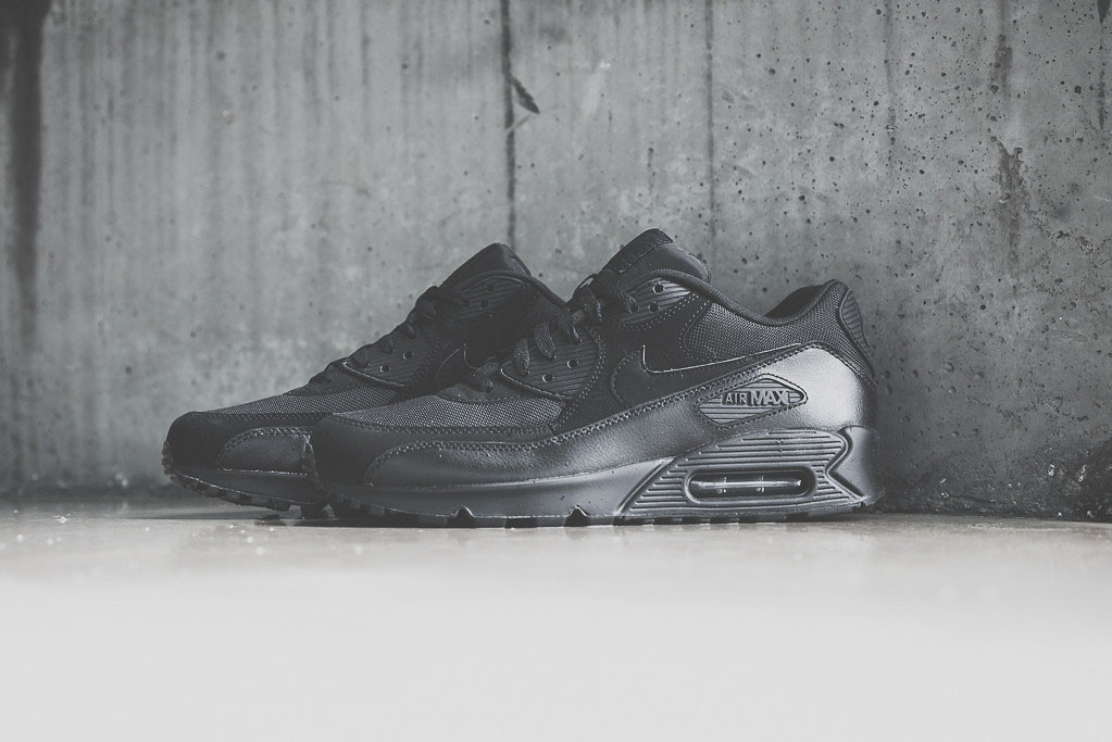 nike air max 90 essential triple black