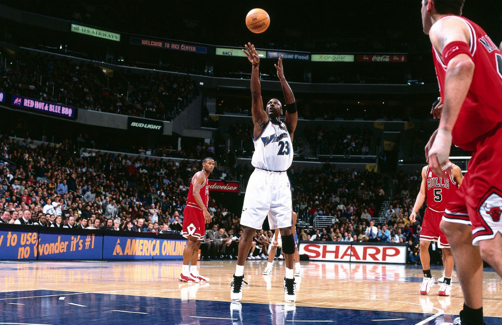 Michael Jordan Scores 30,000th Point in the Air Jordan XVII 17 White Blue (6)