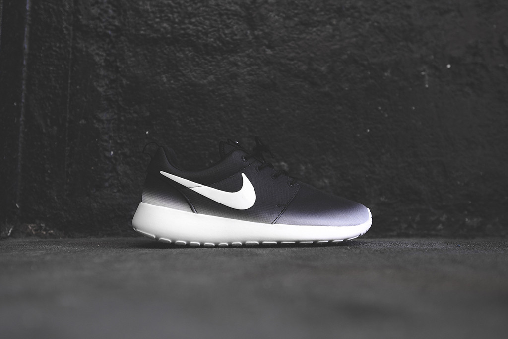 Roshe white black clearance swoosh