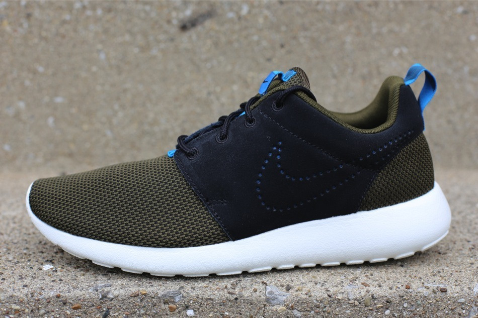 Nike roshe run black sales suede